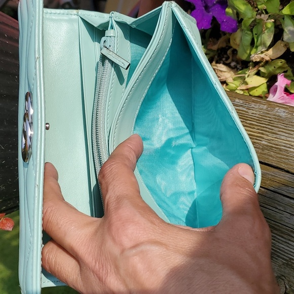 Mint Green Accessory with Elegant Design and Versatile Use - Picture 16 of 17